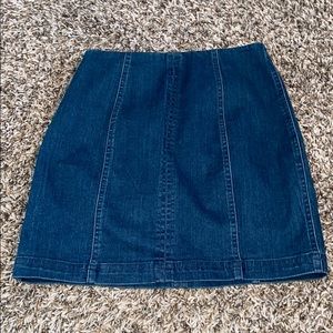 High-waisted mini denim skirt!